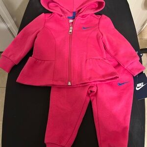 NWT Nike Baby Girls Two-Piece Peplum Hoodie Jogger Tracksuit Set Size 12 Months